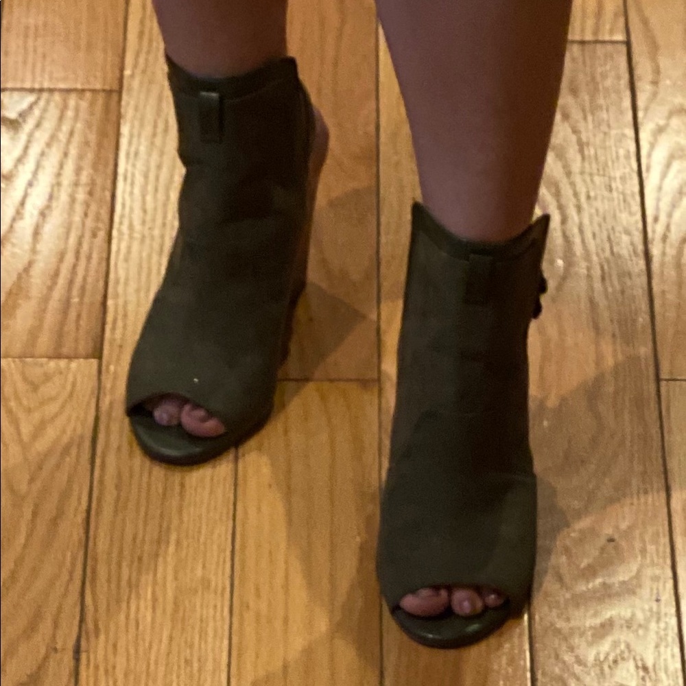 Woman’s penny loves Kenny pumps